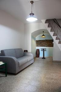 バドラートにあるCasa Allegra e Colorataのリビングルーム(ソファ、階段付)