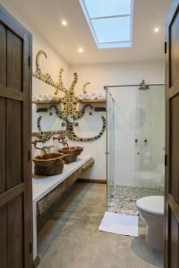 ein Bad mit einer Glasdusche und einem WC in der Unterkunft Hotel Casa San Carlos Lodge Pereira in Pereira