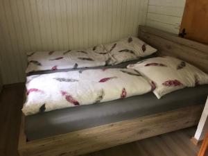 2 almohadas en una cama en una habitación en Ferienhaus Sauerland, en Herscheid