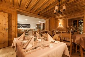 Un restaurant sau alt loc unde se poate mânca la Relais & Châteaux IN LAIN Hotel Cadonau