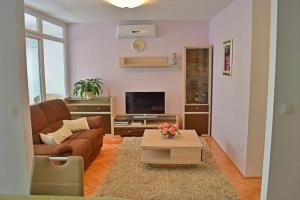 Beach apartment Ivanka in Omis في أوميس: غرفة معيشة مع أريكة وطاولة قهوة