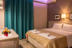 Postel nebo postele na pokoji v ubytování Apollon Hotel