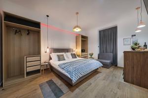 Posteľ alebo postele v izbe v ubytovaní INFINITY CENTAR Zagreb + 17 fotografií