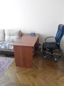 biurko i krzesło w pokoju z kanapą w obiekcie Comfortable flat near the Dnieper river in Kyiv w Kijowie
