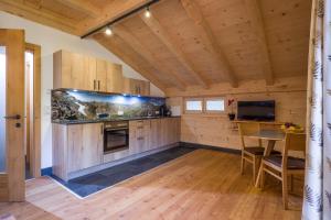 Kuchyň nebo kuchyňský kout v ubytování Refugium Dolomiten & Chalet