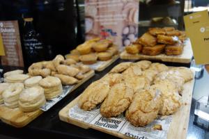 una exposición de donuts y otros productos de repostería en una panadería en Parador de Antequera, en Antequera