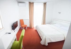 モイコヴァツにあるHotel Serdarのベッドと机と椅子のあるホテルの部屋 +41枚の写真