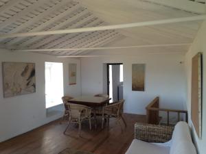 uma sala de estar com mesa e cadeiras em Casa do Alto em Santo António