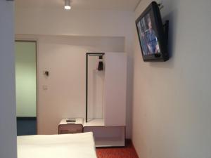 TV a/nebo společenská místnost v ubytování HB1 Budget Hotel - contactless check in