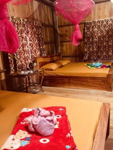 瓜隆岛PSK VIMEAN KOH RONG Guesthouse的一间设有床铺和红色毯子的房间 更多22张照片