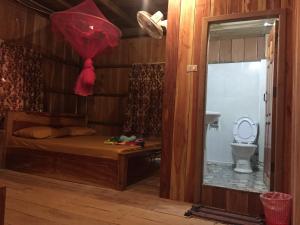 瓜隆岛PSK VIMEAN KOH RONG Guesthouse的小房间设有床和卫生间
