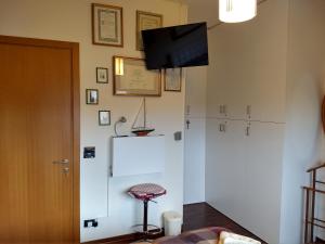 a living room with a tv on the wall at B&B Da Franco in Dosson