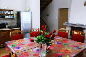 カルパチにあるSelaの赤い花瓶をかけたテーブル