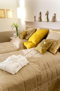 2 Betten mit Handtüchern in einem Schlafzimmer in der Unterkunft Heraclea House in Hvar