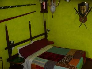 Hotel Rural La Rosa de los Tiempos房間的床