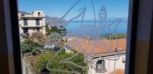 una ventana de un edificio con vistas en Central Panoramic, en Taormina