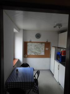 a small room with a table and a kitchen at Pokoje Złotoryja in Złotoryja