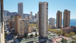 eine Luftansicht einer Stadt mit hohen Gebäuden in der Unterkunft Junto PLAYA, Gemelos 23 con 2 baños Excelente opcion in Benidorm