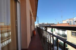 Balkon atau teras di RNET - Lluis Companys Roses