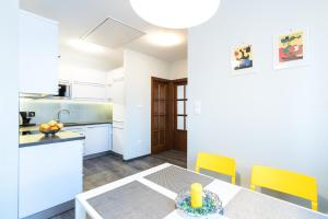 A kitchen or kitchenette at Alma Apartman