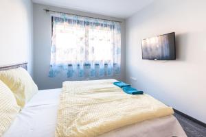Postel nebo postele na pokoji v ubytování Alma Apartman