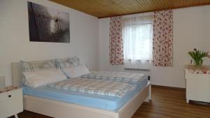 a bedroom with a bed and a window at Ferienwohnung Karin Humer in Bad Ischl