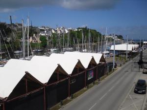 un porto turistico con una fila di tetti e barche bianchi di Gîte du port Rhu a Douarnenez