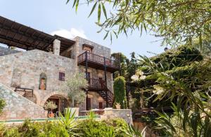 En hage utenfor Apartments Of Villa Rolfira Close To The Beach