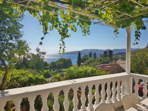 een uitzicht vanaf het balkon van een huis met een wit hek bij Apartments Dalmatia Blue in Mlini