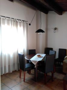 Tronchón的住宿－El Rincón del Gallo，一间带桌椅的用餐室