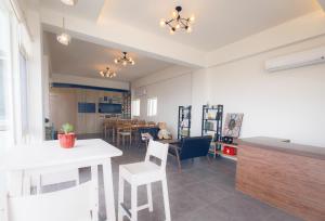 a kitchen and dining room with a white table and chairs at snoozinn in Huxi