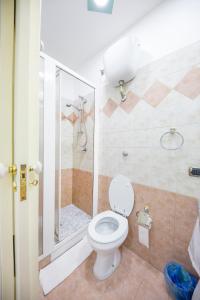 un baño con inodoro y ducha en Casa Smeraldo, en Cefalú