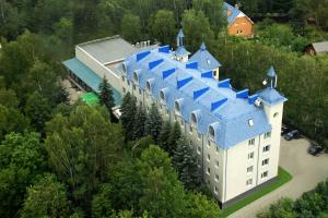 una vista aérea de un edificio con techo azul en Novie Gorki, en Korolëv
