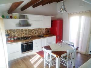 Kuchyňa alebo kuchynka v ubytovaní Sara's home Cefalù + 7 fotografií