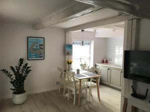 een keuken en eetkamer met een tafel en stoelen bij MP43 in Ustka