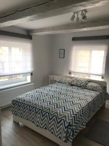 een slaapkamer met een bed en twee ramen bij MP43 in Ustka