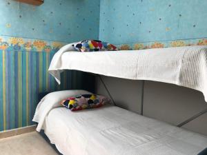 Posteľ alebo postele v izbe v ubytovaní Apartamentos Llobregat