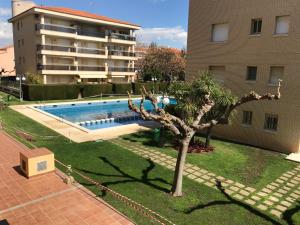 Bazén v ubytovaní Apartamentos Llobregat alebo v jeho blízkosti
