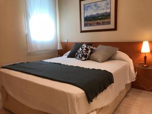 Posteľ alebo postele v izbe v ubytovaní Apartamentos Llobregat