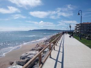 托罗埃利亚-德蒙特格里apartamento el Cortijo Estartit的海边人行人行人行人行人行人行人