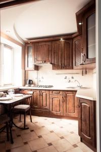 Virtuvė arba virtuvėlė apgyvendinimo įstaigoje Бирюзовый стиль