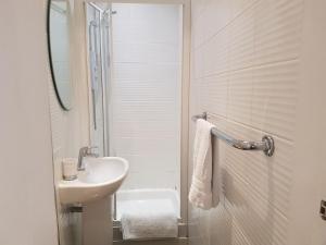 Ένα μπάνιο στο Modern Broughton Apartment - Walk to City Centre and St James Quarter +42 φωτογραφίες