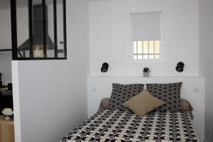 a bedroom with a bed with a black and white at Cassis et ses merveilleuses Calanques in Cassis
