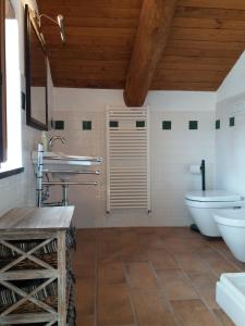 TortorellaにあるB&B Il Melogranoのバスルーム(洗面台、トイレ付)