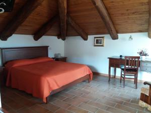 TortorellaにあるB&B Il Melogranoのベッドルーム1室(ベッド1台、テーブル、椅子付)