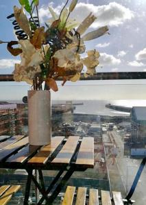 un jarrón de flores sentado sobre una mesa en Sail view apartment, en Swansea