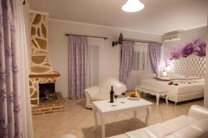- un salon avec un lit et une cheminée dans l'établissement Filoxenia Sea View, à Parga