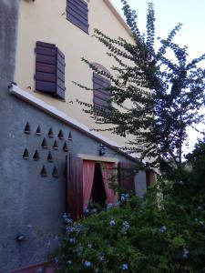 een gebouw met luiken aan de zijkant bij Carlo's Country House in Castellina Marittima