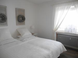 シュマレンベルクにあるAppartement Lunaの白いベッドルーム(窓付)の白いベッド1台