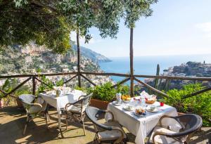 un tavolo con vista sulla costa amalfi di Le Nereidi B&B a Positano